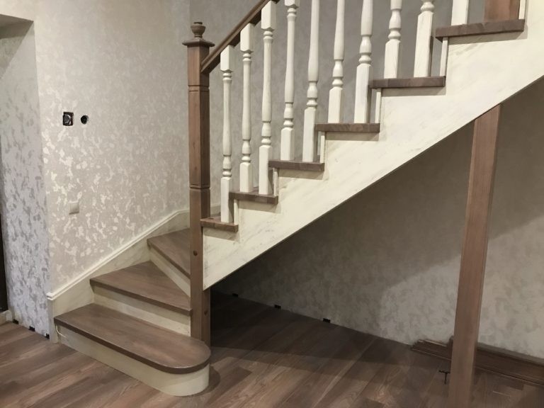 Прямая лестница с забежными ступенями