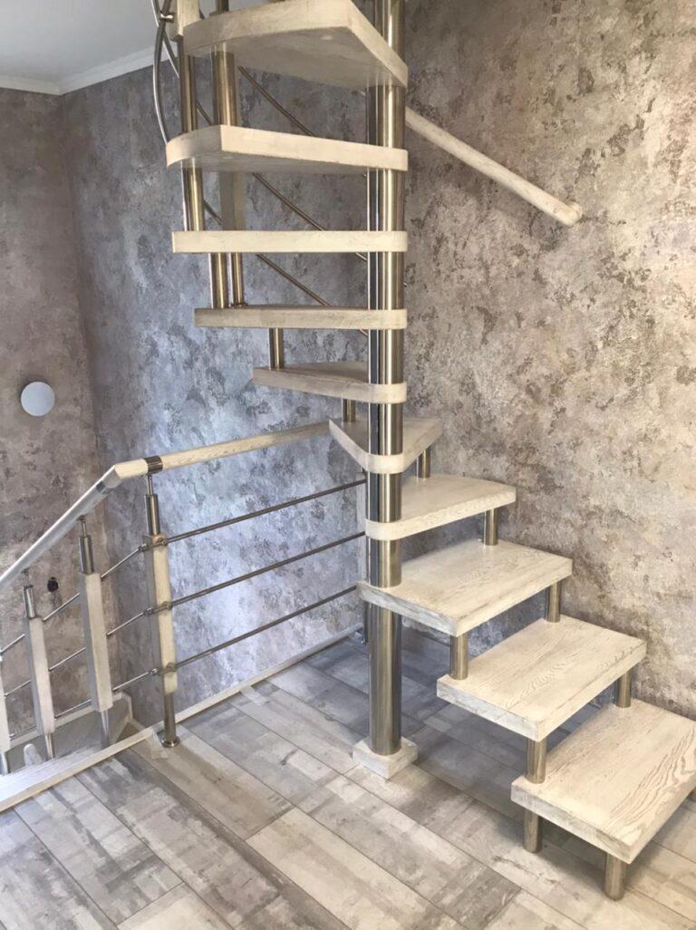 Винтовая лестница и лестница с разворотом на 180° из дуба с металлическими элементами
